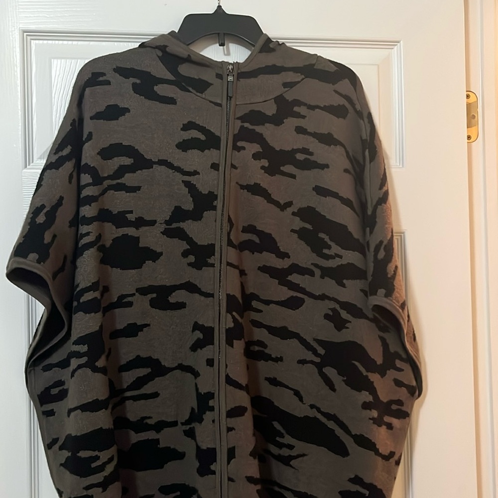 Camouflage poncho with zipper